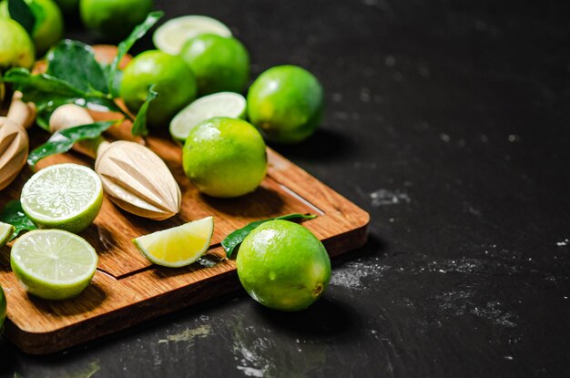 Foto limoni freschi su un tavolo nero