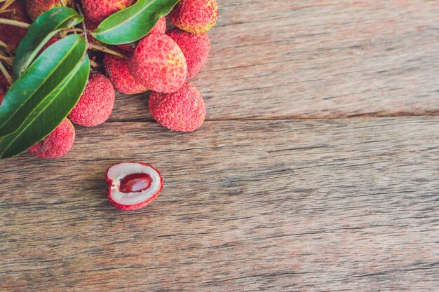 Foto frutta fresca di litchi su una vecchia superficie di legno