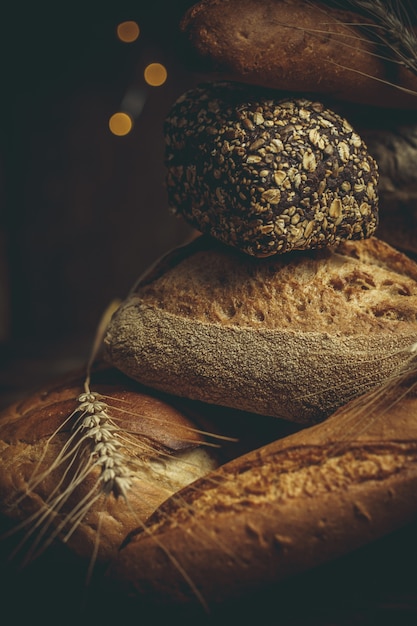 Свежие буханки хлеба с пшеницей и глютен на деревянном столе