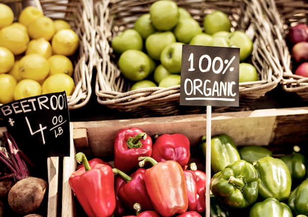 Foto verdura biologica locale fresca al mercato degli agricoltori