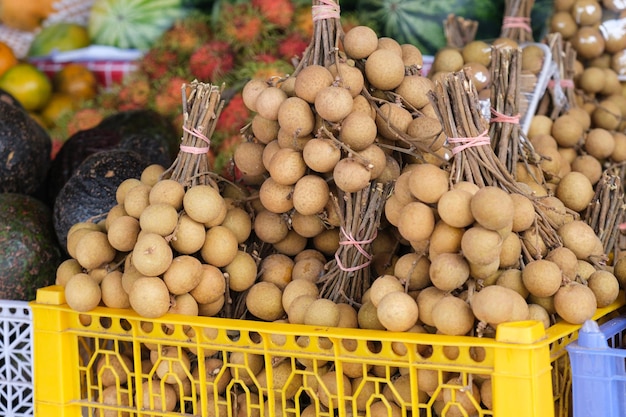 写真 果物市場の屋台で新鮮なリュウガン フルーツ タイの伝統的な果物