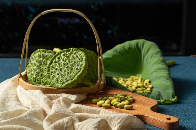 Photo fresh lotus seeds on a simple background
