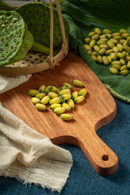 Photo fresh lotus seeds on a simple background