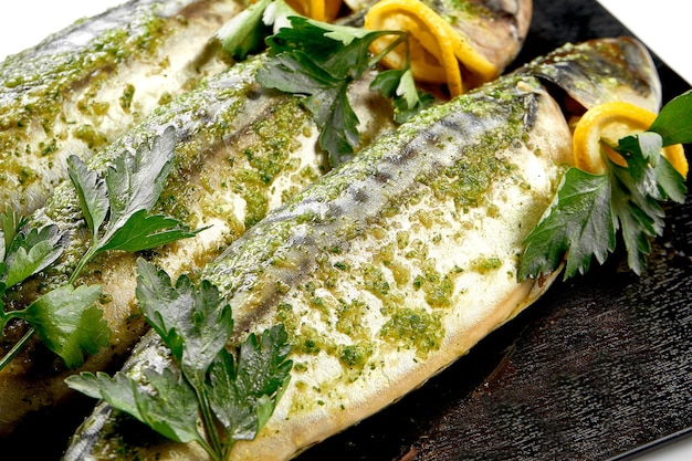 Foto pesce sgombro fresco marinato per la cottura in spezie in un piatto bianco messa a fuoco selettiva su sfondo bianco