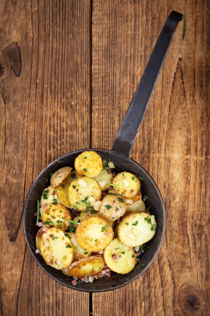 Foto primo piano del fuoco selettivo delle patate fritte fresche fatte