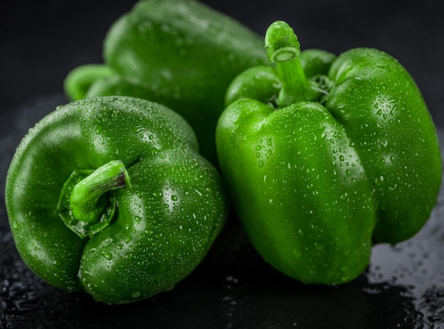 Photo fresh made green paprika on a slate slab closeup shot selective focus