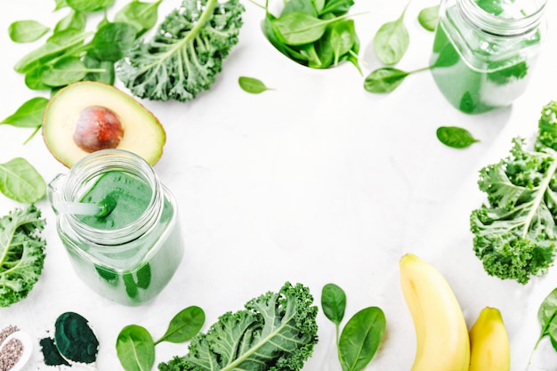 Photo fresh made green smoothie in bottle