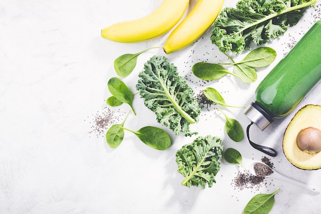 Photo fresh made green smoothie in bottle