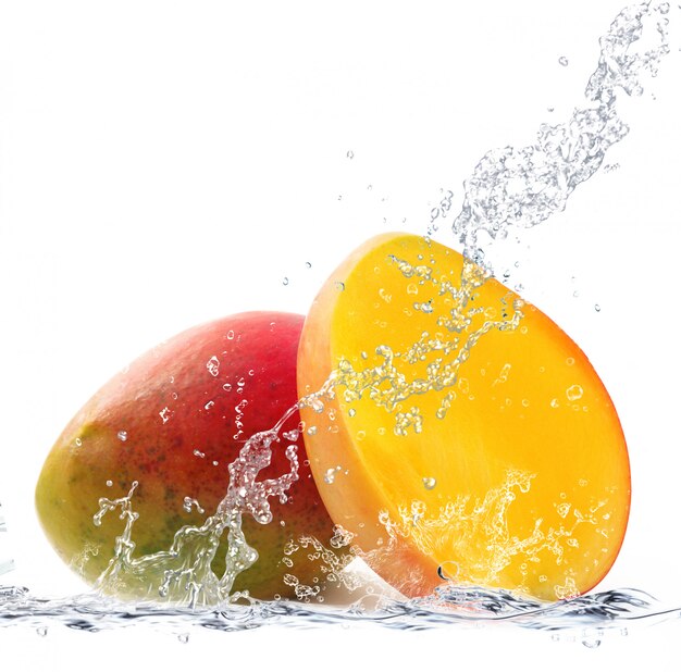 Mango fresco che cade in acqua