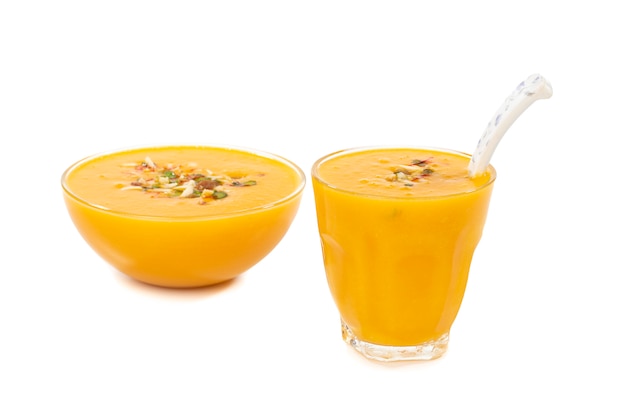 Mango fresco succo di frutta su sfondo bianco