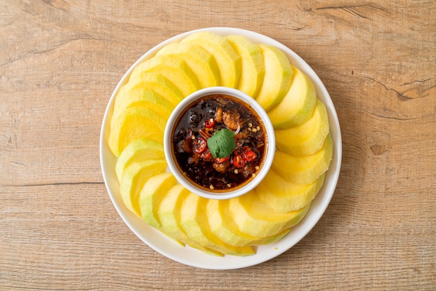 fresh mango with sweet fish sauce dipping