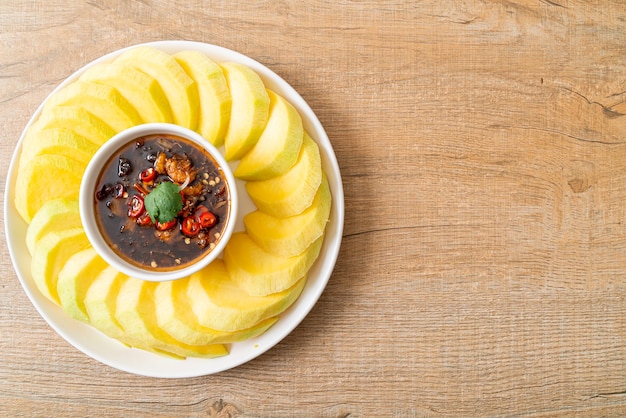 fresh mango with sweet fish sauce dipping