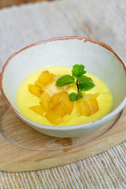 Mango fresco con vasetto di yogurt