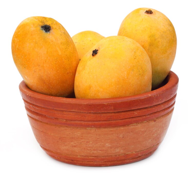 Photo fresh mangoes on a clay bowl with selective focus