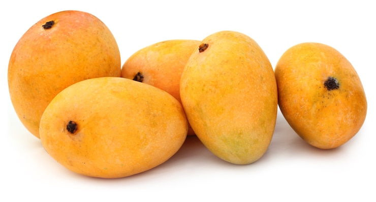 Photo fresh mangoes with selective focus over white background