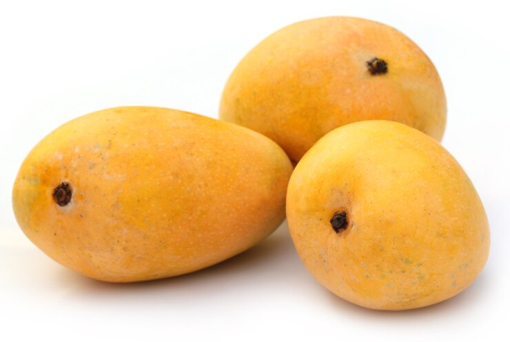 Photo fresh mangoes with selective focus over white background