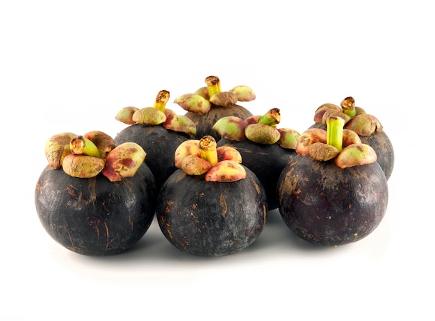 свежий mangosteen на белом фоне