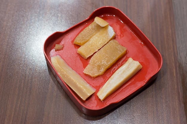 Calamari freschi marinati isolati sullo sfondo di legno è un ingrediente di yen ta fo sukiyaki.