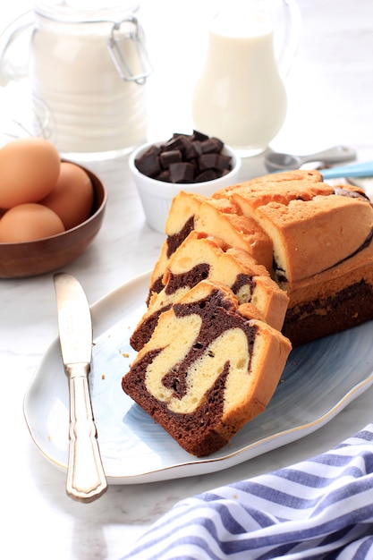 Torta marmorizzata fresca, torta marmorizzata fatta in casa a fette di pane fatta con due diversi colori di pastelle, pan di spagna al cioccolato e vaniglia