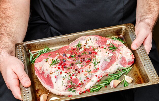 Carne fresca. lo chef prepara una deliziosa cena