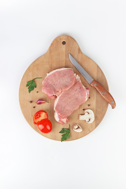 Carne fresca pronta da cucinare con ingrediente aglio pomodoro spezie pepe champignon concetto di preparazione del cibo