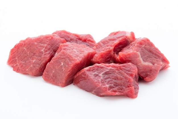 Carne fresca sulla fetta su bianco.