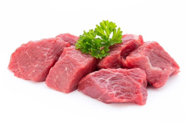 Carne fresca sulla fetta su bianco.