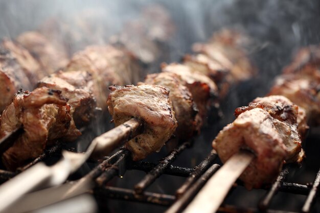 火鉢の鉄串に刺された新鮮な肉