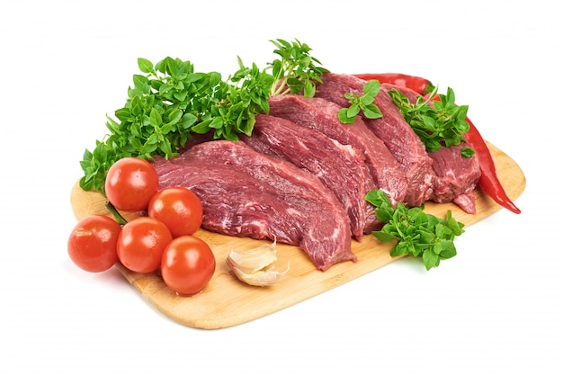 Carne fresca su un bianco isolata