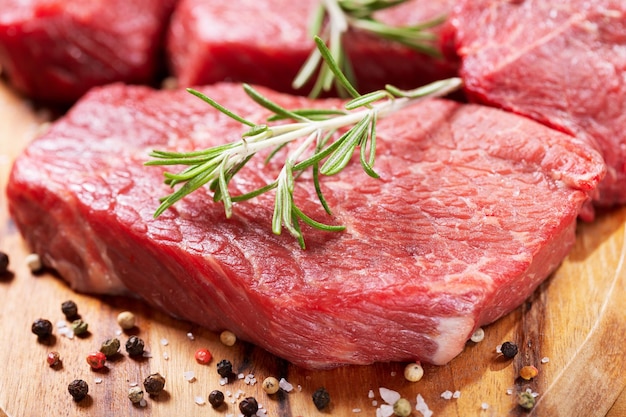 Foto carne fresca con ingredienti per cucinare