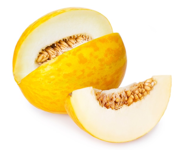 Melone fresco isolato su sfondo bianco