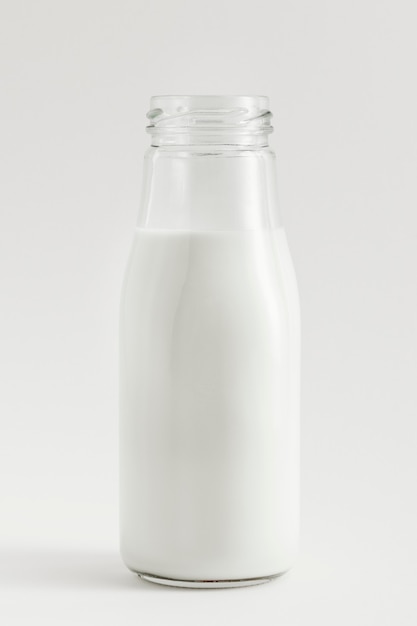 Photo fresh milk in a glass bottle