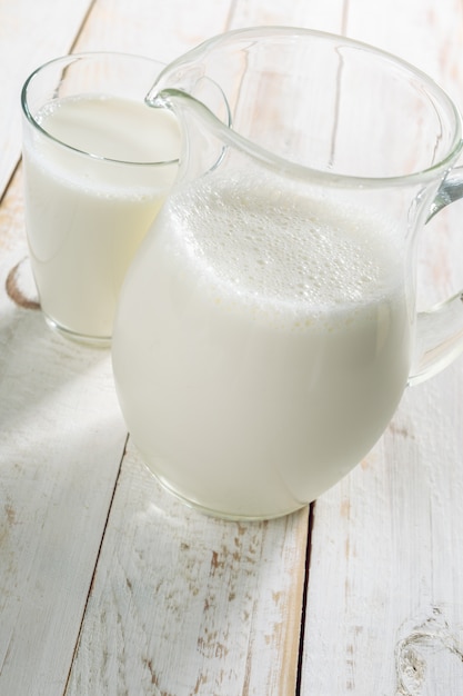 Photo fresh milk in glass jug and glass