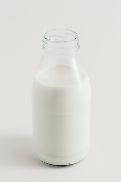 Фото Свежее молоко в стеклянной бутылке