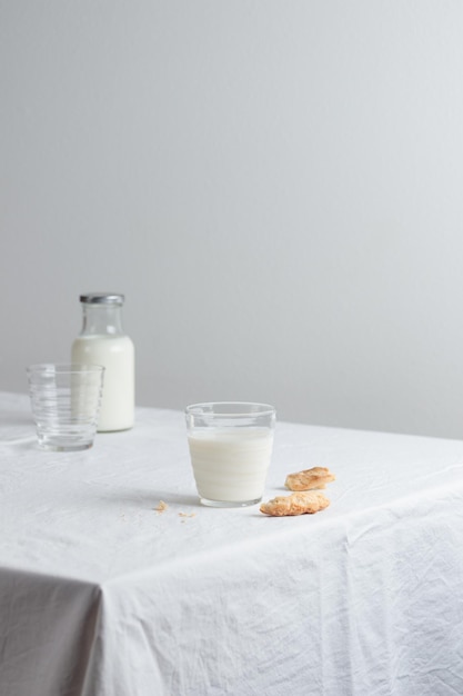 Свежее молоко на столе с белой скатертью