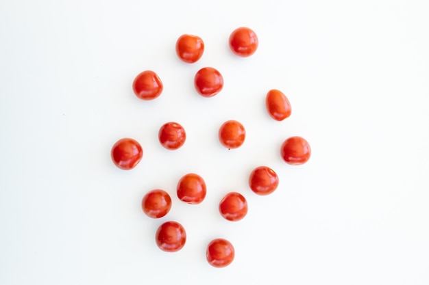 Foto mini pomodori freschi su sfondo bianco
