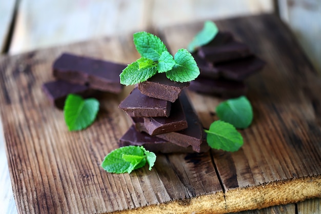 Fresh mint leaves and chocolate pieces