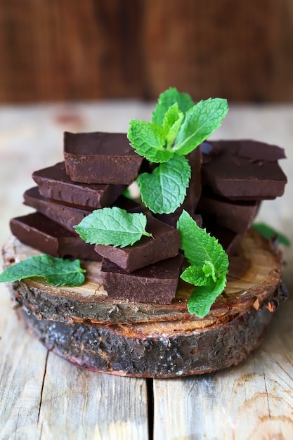 Photo fresh mint leaves and chocolate pieces