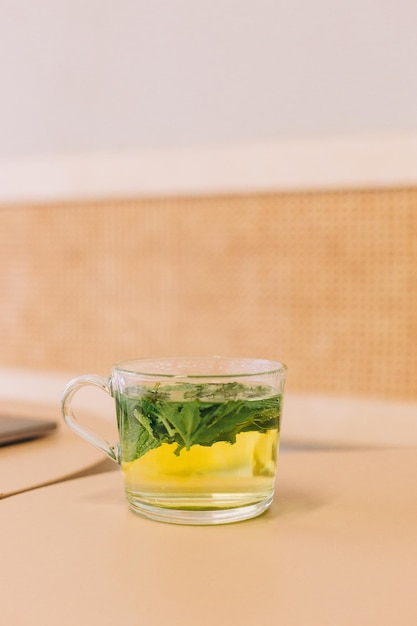 Photo fresh mint tea in a glass on a table