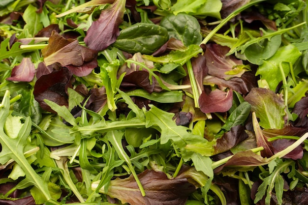 Photo fresh mix of salads with edible flowers top view