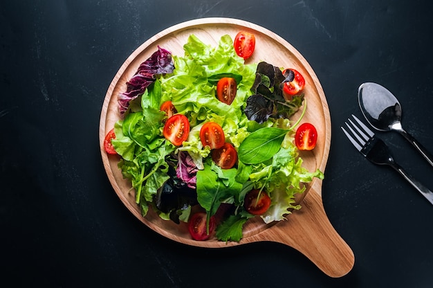 Foto insalata di verdure miste fresche su un piatto di legno