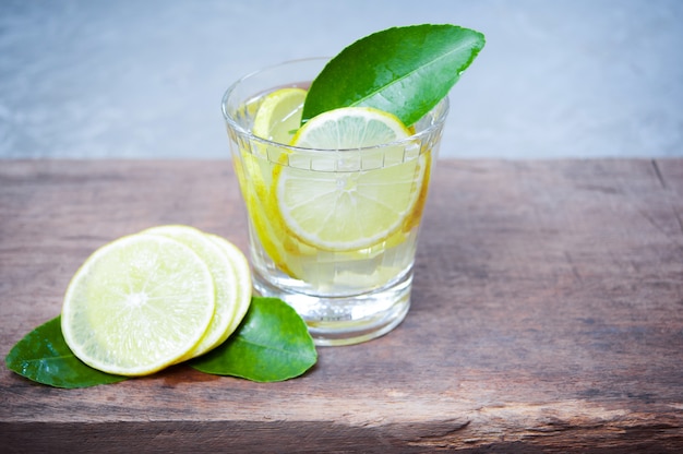 Photo fresh mojito cocktail in glasses on wooden, summer drinks.