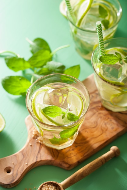 Cocktail fresco di mojito sopra la tavola verde