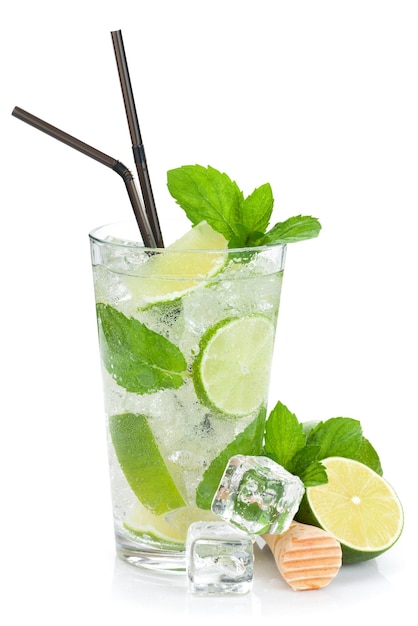 Photo fresh mojito cocktail and limes with mint