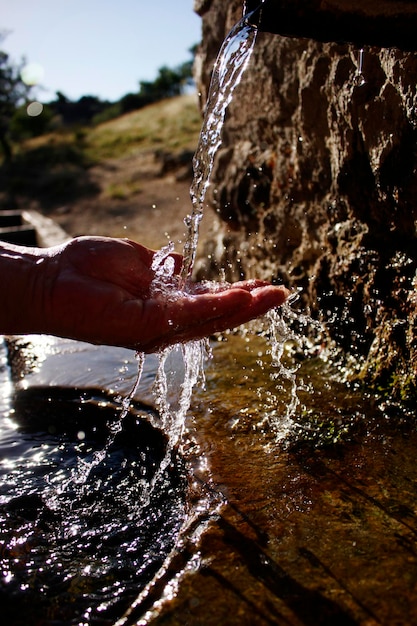 新鮮な山の水きれいな春の水を飲む