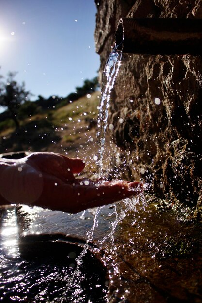 新鮮な山の水きれいな春の水を飲む