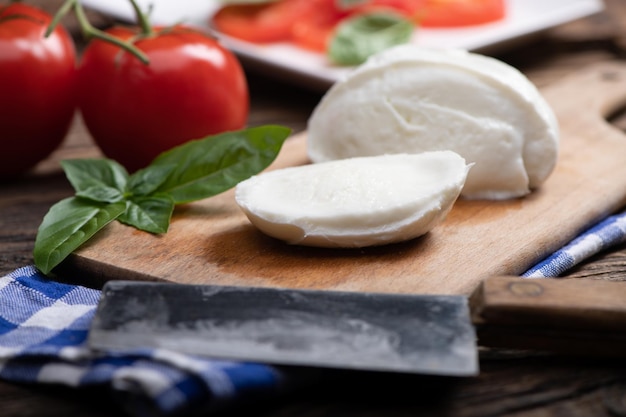 Photo fresh mozarella cheese on cutting board