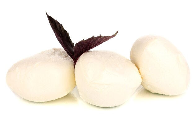 Foto mozzarella fresca isolata su bianco