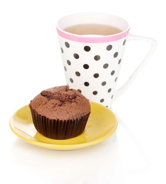Photo fresh muffin with tea isolated on white