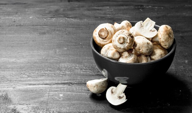 Fresh mushrooms in a bowl.